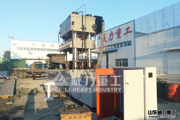 3000吨压制卫浴成型四柱液压机加工现场