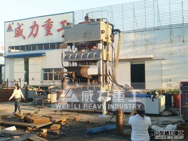 200吨四柱液压机加工生产现场