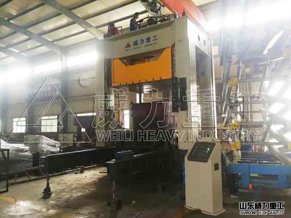 框架式热压成型液压机加工生产现场